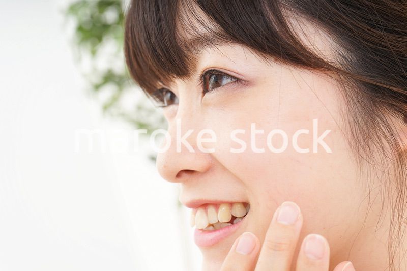 肌荒れをケアする若い女性