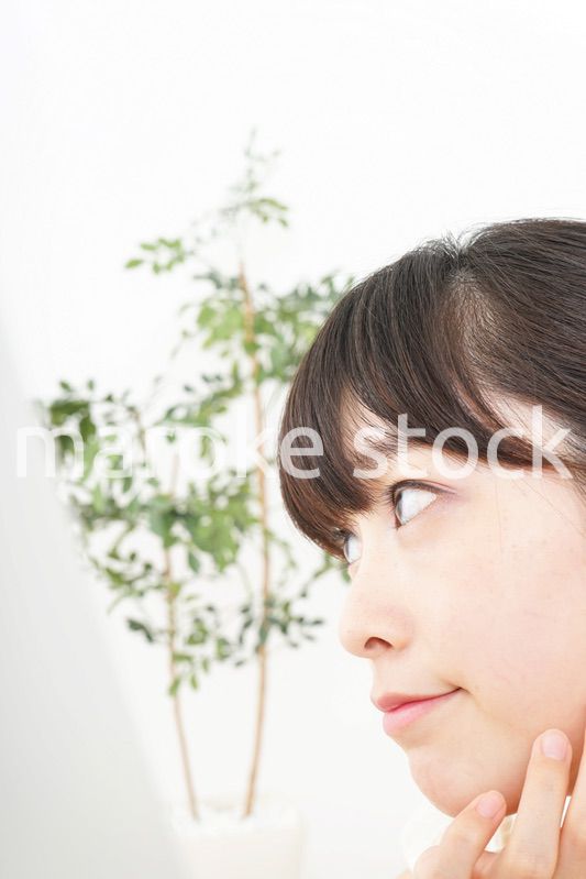肌荒れをケアする若い女性