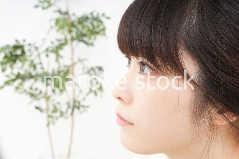 スキンケアをする若い女性