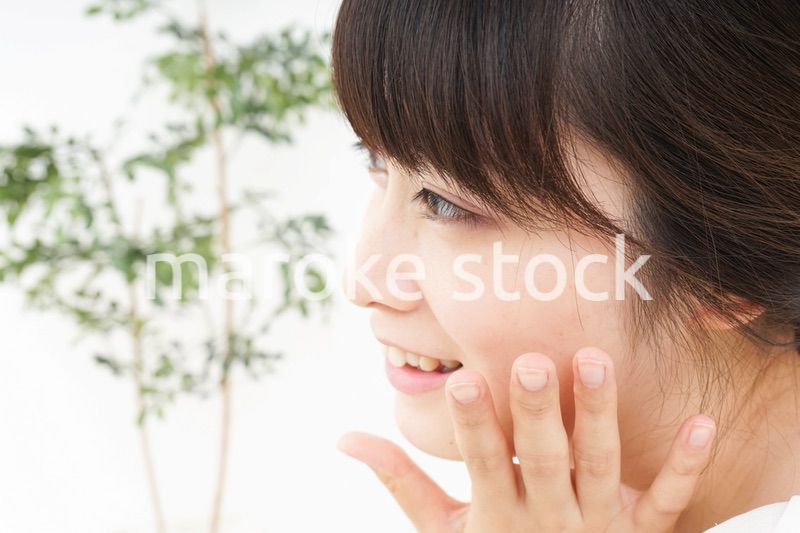 肌荒れをケアする若い女性