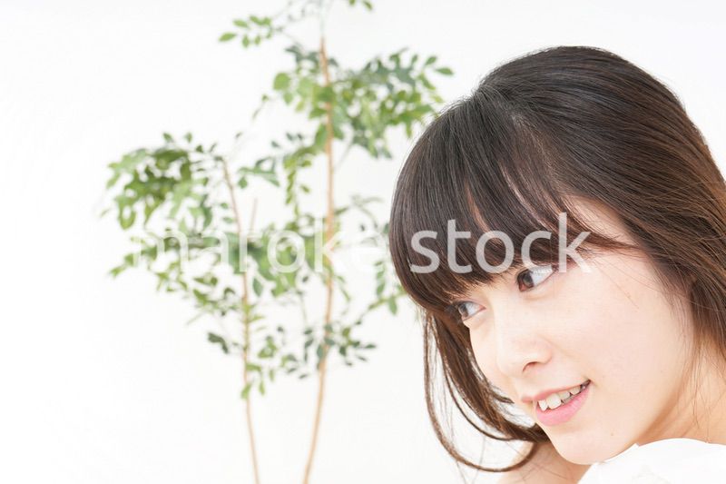 スキンケアをする若い女性