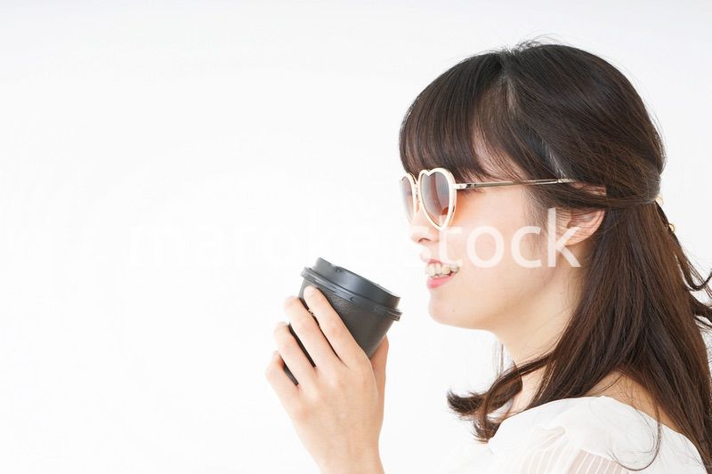 ビーチで休日を過ごす若い女性