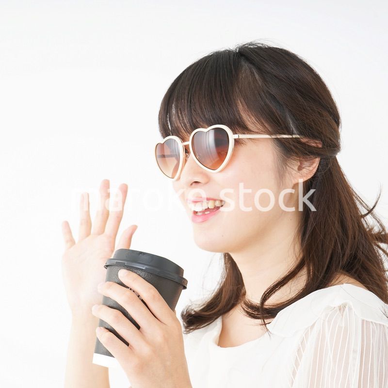 ビーチで休日を過ごす若い女性