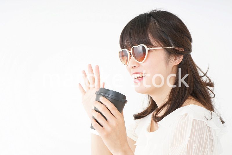 ビーチで休日を過ごす若い女性