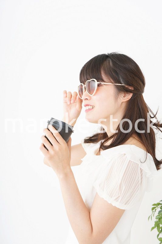 ビーチで休日を過ごす若い女性