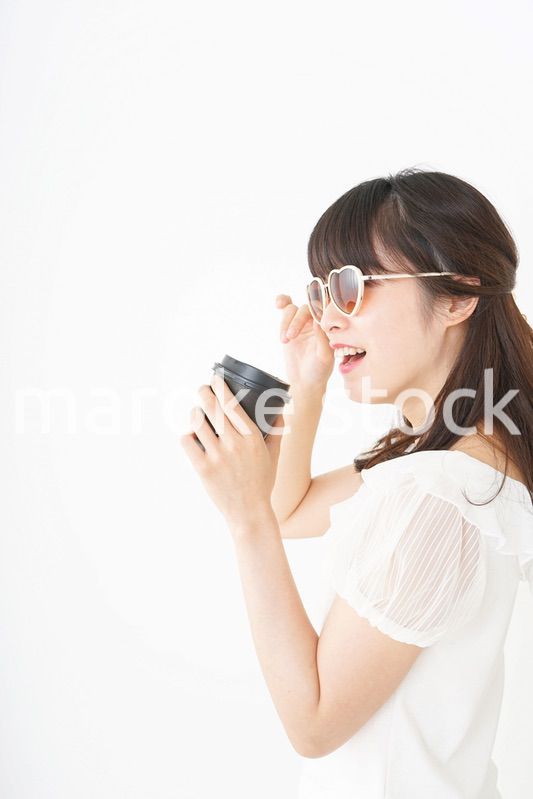 ビーチで休日を過ごす若い女性