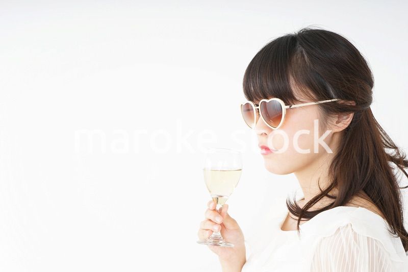ワインを飲む若い女性