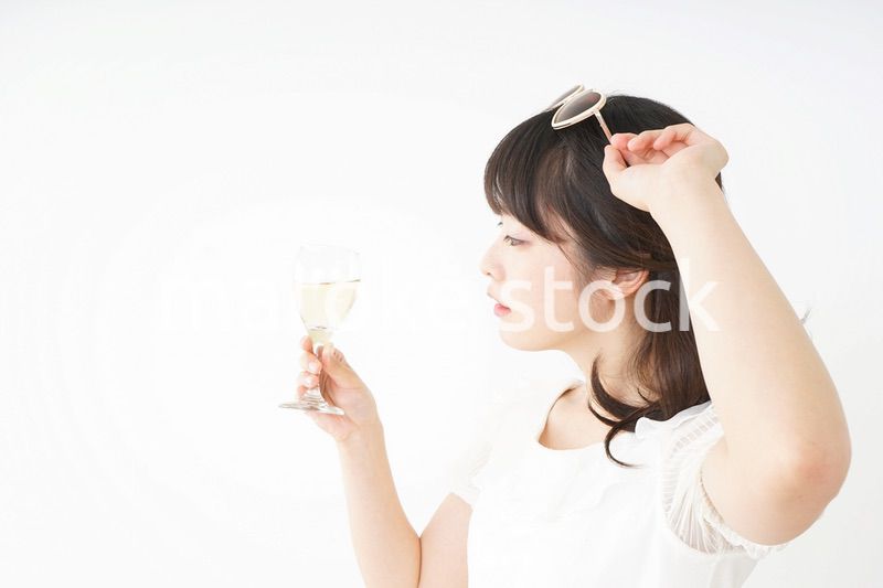 ワインを飲む若い女性