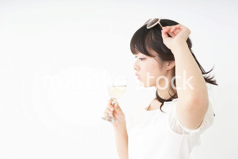 ワインを飲む若い女性