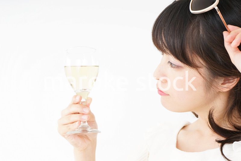 ワインを飲む若い女性