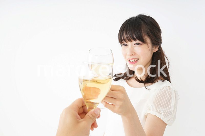 ワインを飲む若い女性