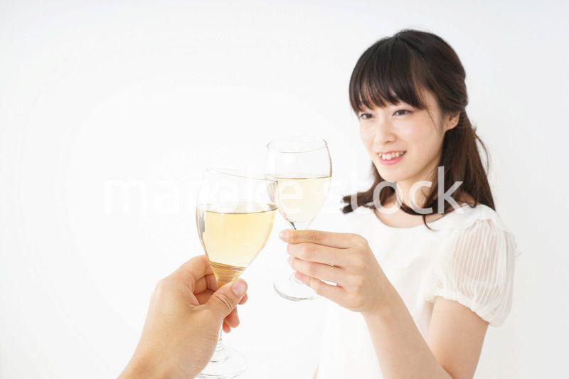 ワインを飲む若い女性