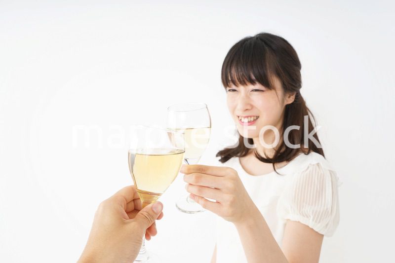 ワインを飲む若い女性