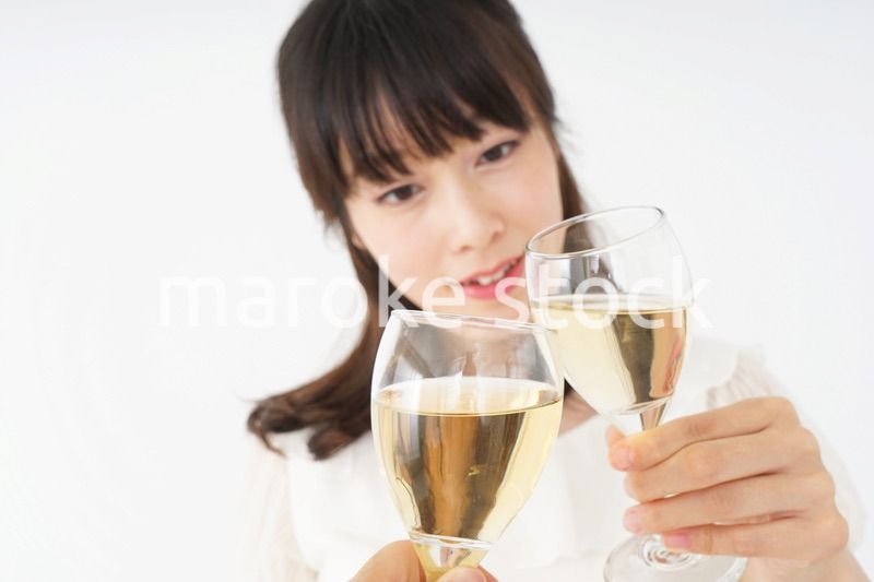 ワインを飲む若い女性