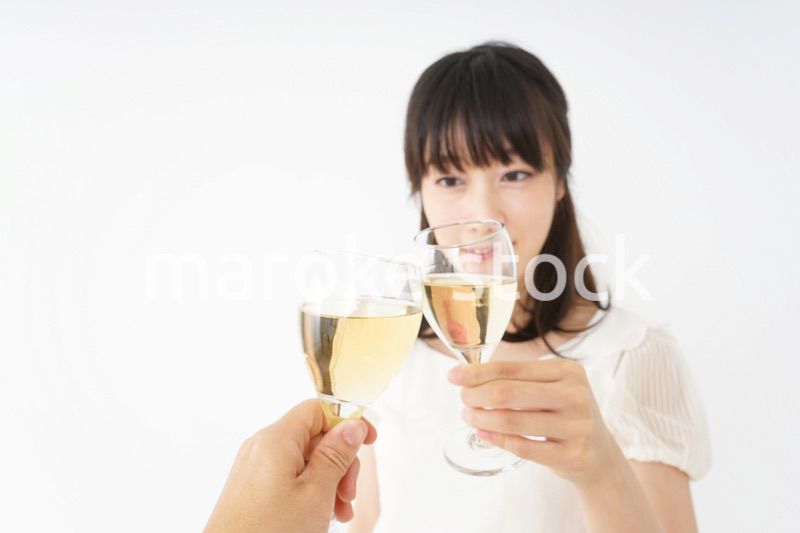 ワインを飲む若い女性