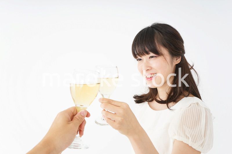 ワインを飲む若い女性