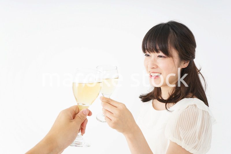 ワインを飲む若い女性