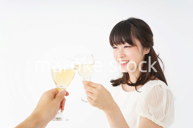 ワインを飲む若い女性