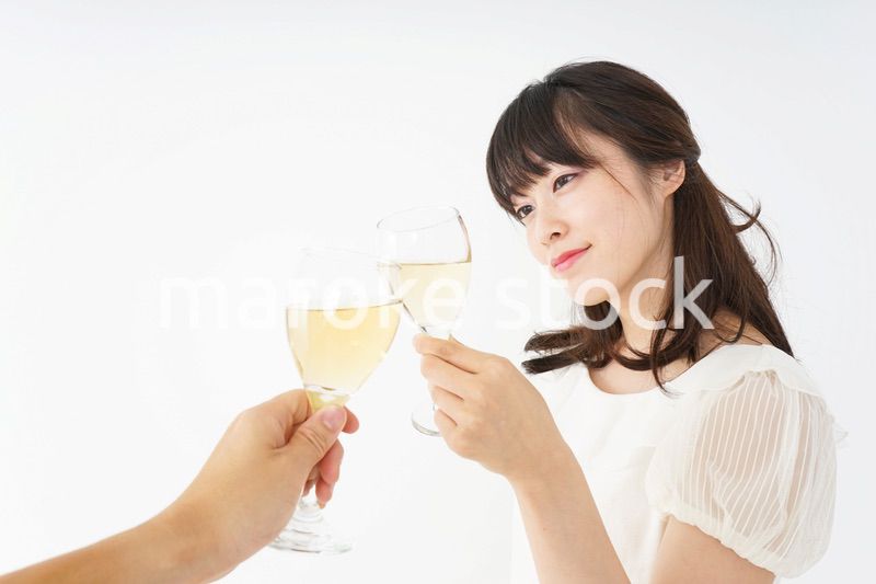 ワインを飲む若い女性