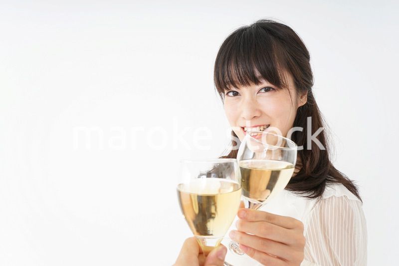 ワインを飲む若い女性