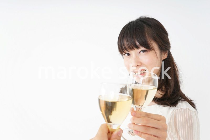 ワインを飲む若い女性
