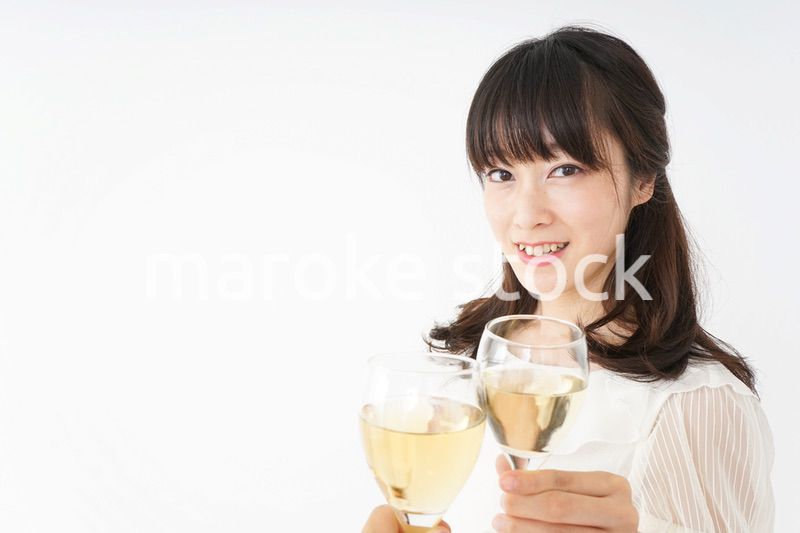 ワインを飲む若い女性