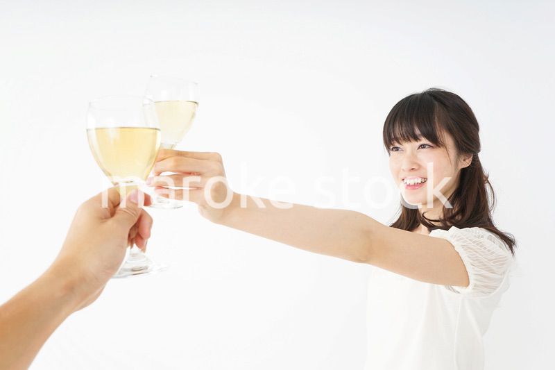 ワインを飲む若い女性