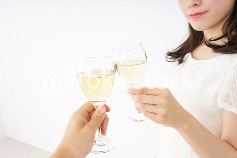 ワインを飲む若い女性