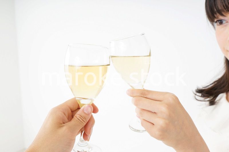 ワインを飲む若い女性