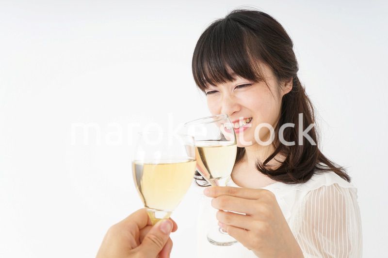ワインを飲む若い女性