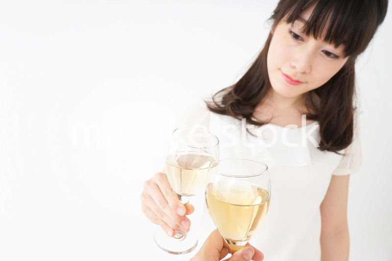 ワインを飲む若い女性