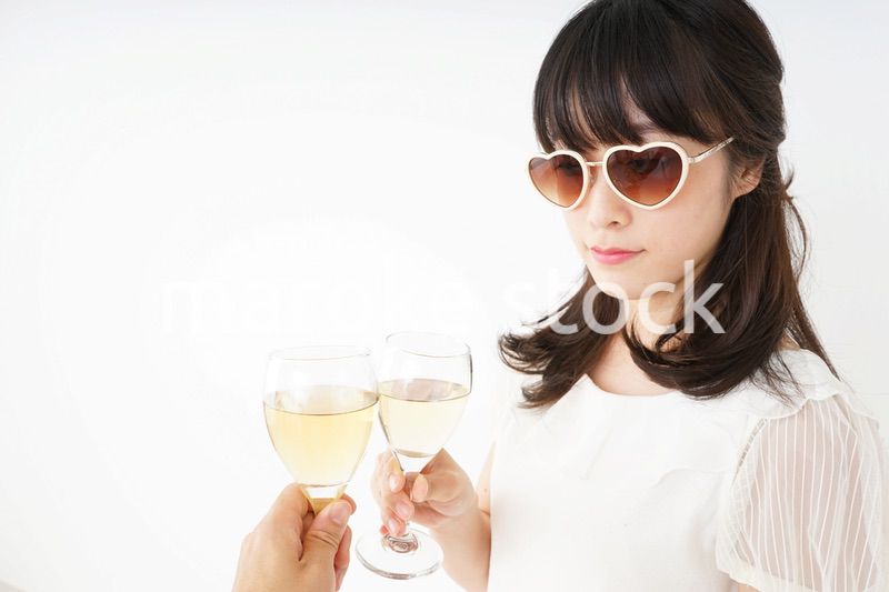 ワインを飲む若い女性