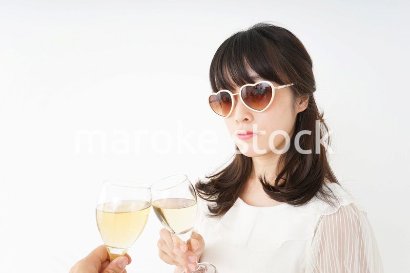 ワインを飲む若い女性