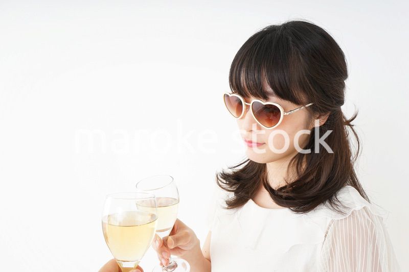 ワインを飲む若い女性