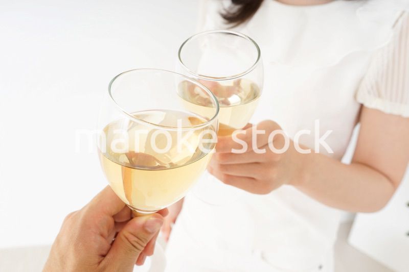 ワインを飲む若い女性