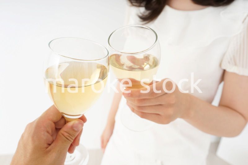 ワインを飲む若い女性
