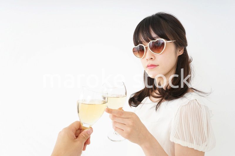 ワインを飲む若い女性