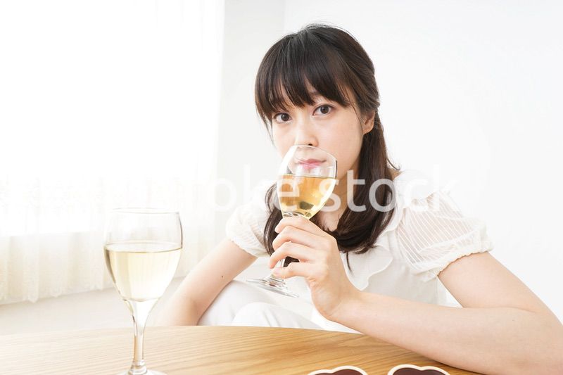 ワインを飲む若い女性