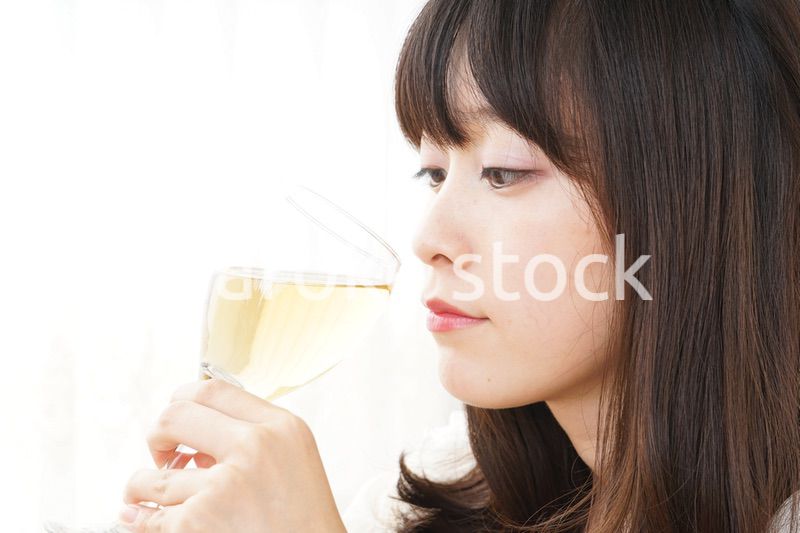 ワインを飲む若い女性