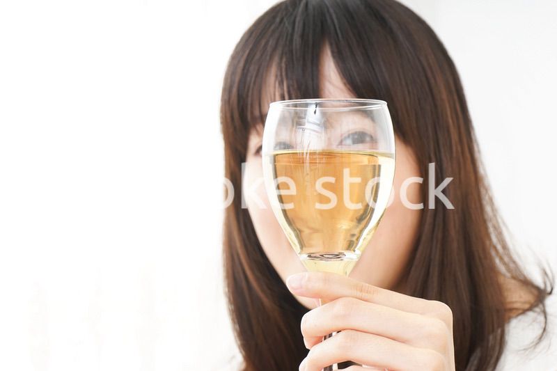 ワインを飲む若い女性