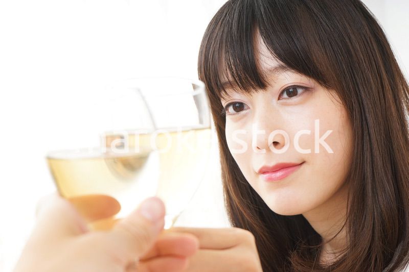 ワインを飲む若い女性