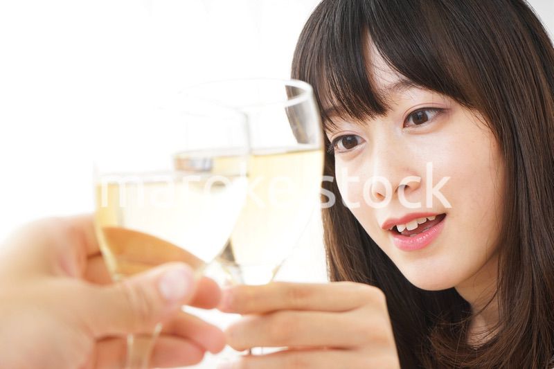 ワインを飲む若い女性