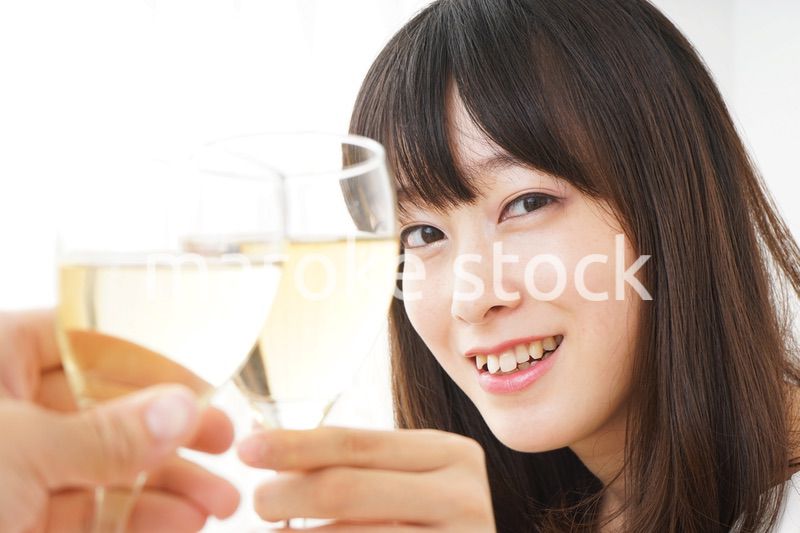 ワインを飲む若い女性