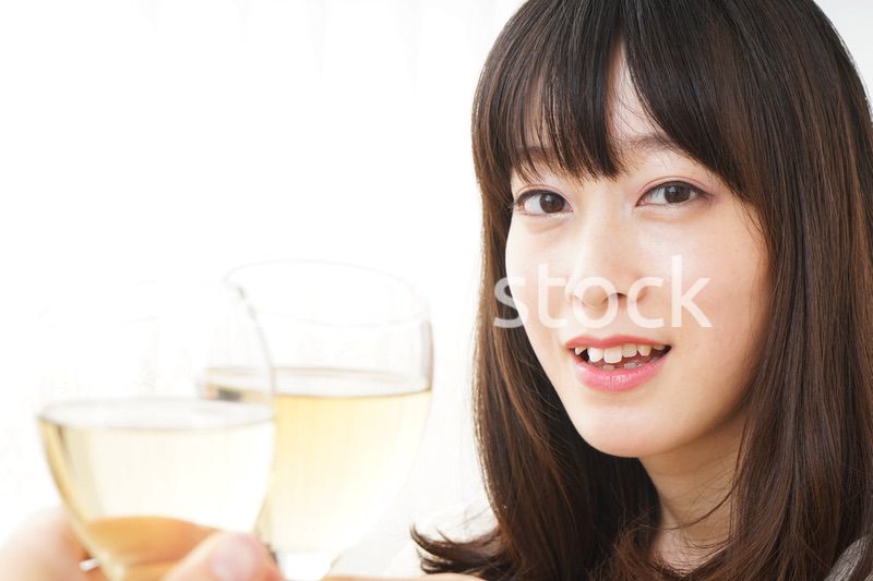 ワインを飲む若い女性