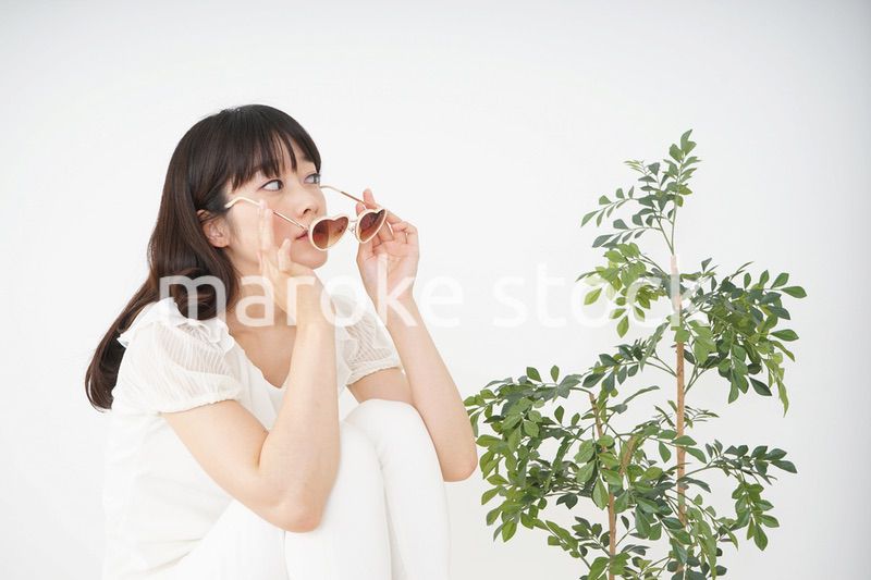 サングラスをかけた若い女性