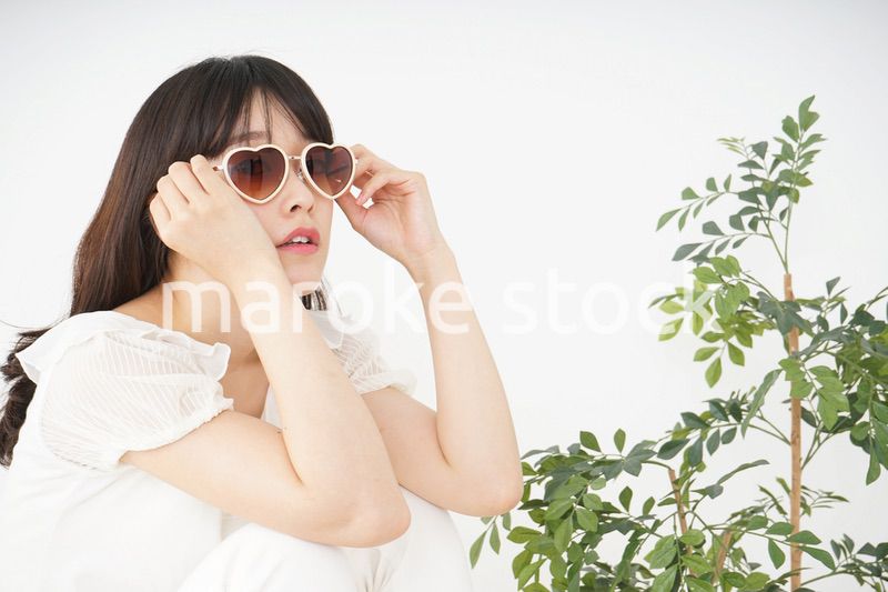 サングラスをかけた若い女性