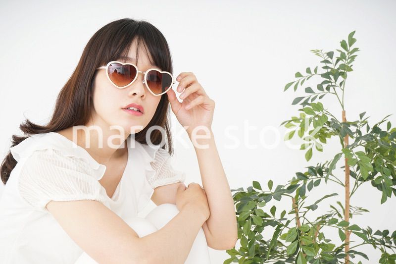 サングラスをかけた若い女性