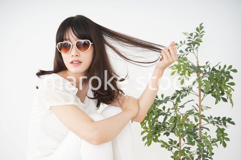 サングラスをかけた若い女性