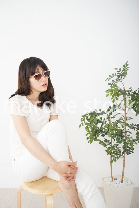 サングラスをかけた若い女性