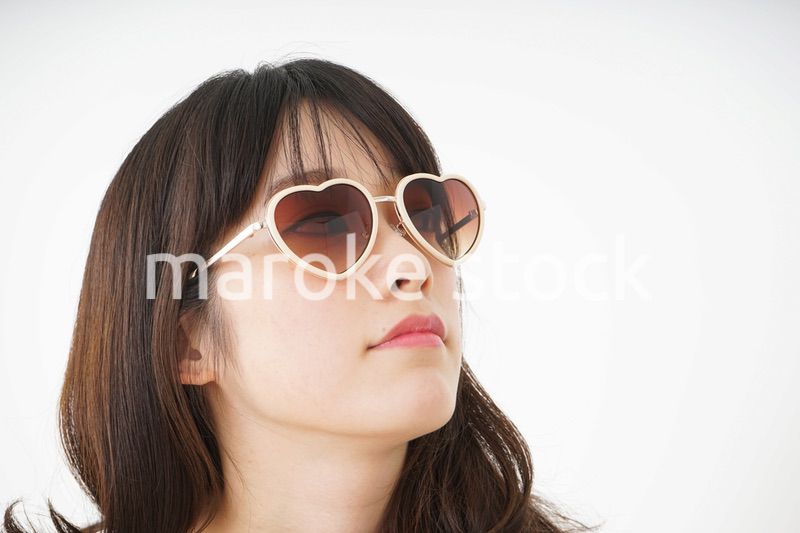 サングラスをかけた若い女性